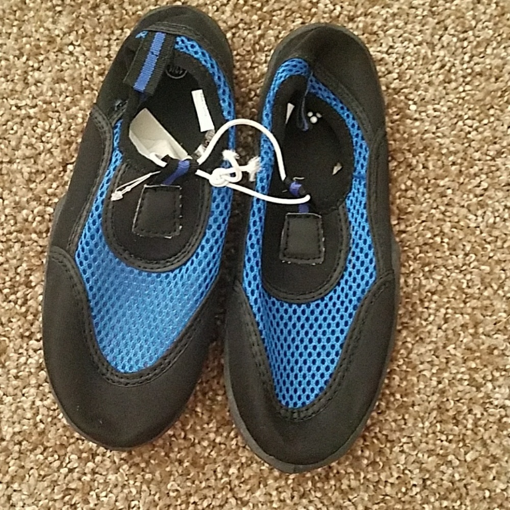 Boys water shoes size m